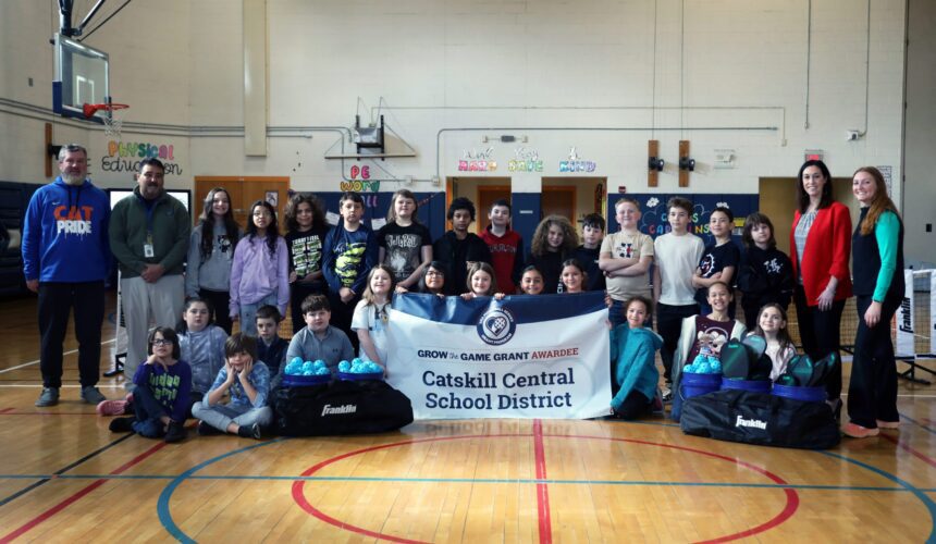 elementary students and staff pose with Catskill