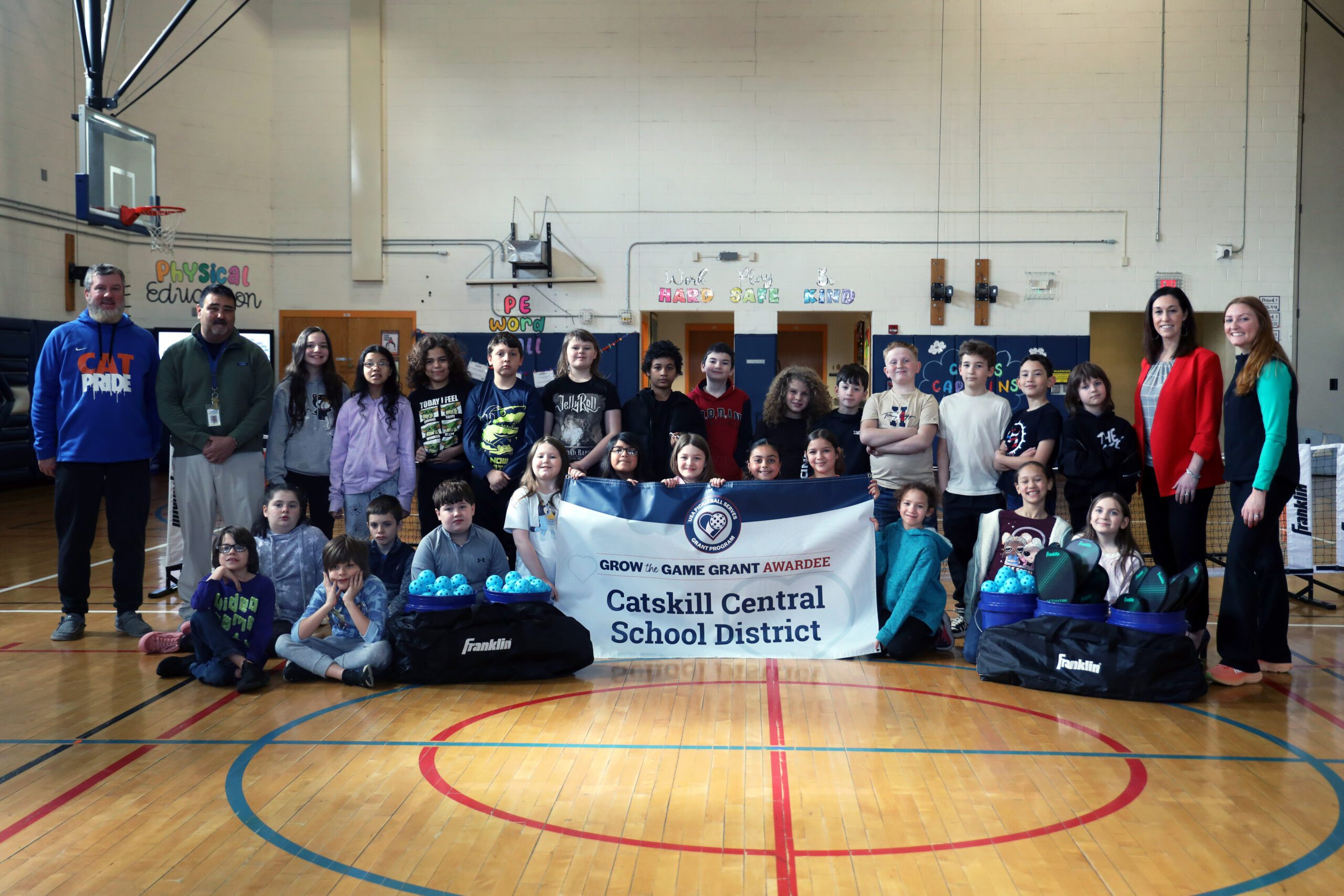 elementary students and staff pose with Catskill