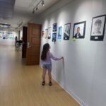 girl lloking a art