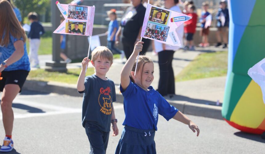 7H2A8114 students parading with flags