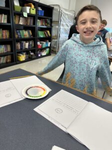 boyl watching Skittles colors mix together